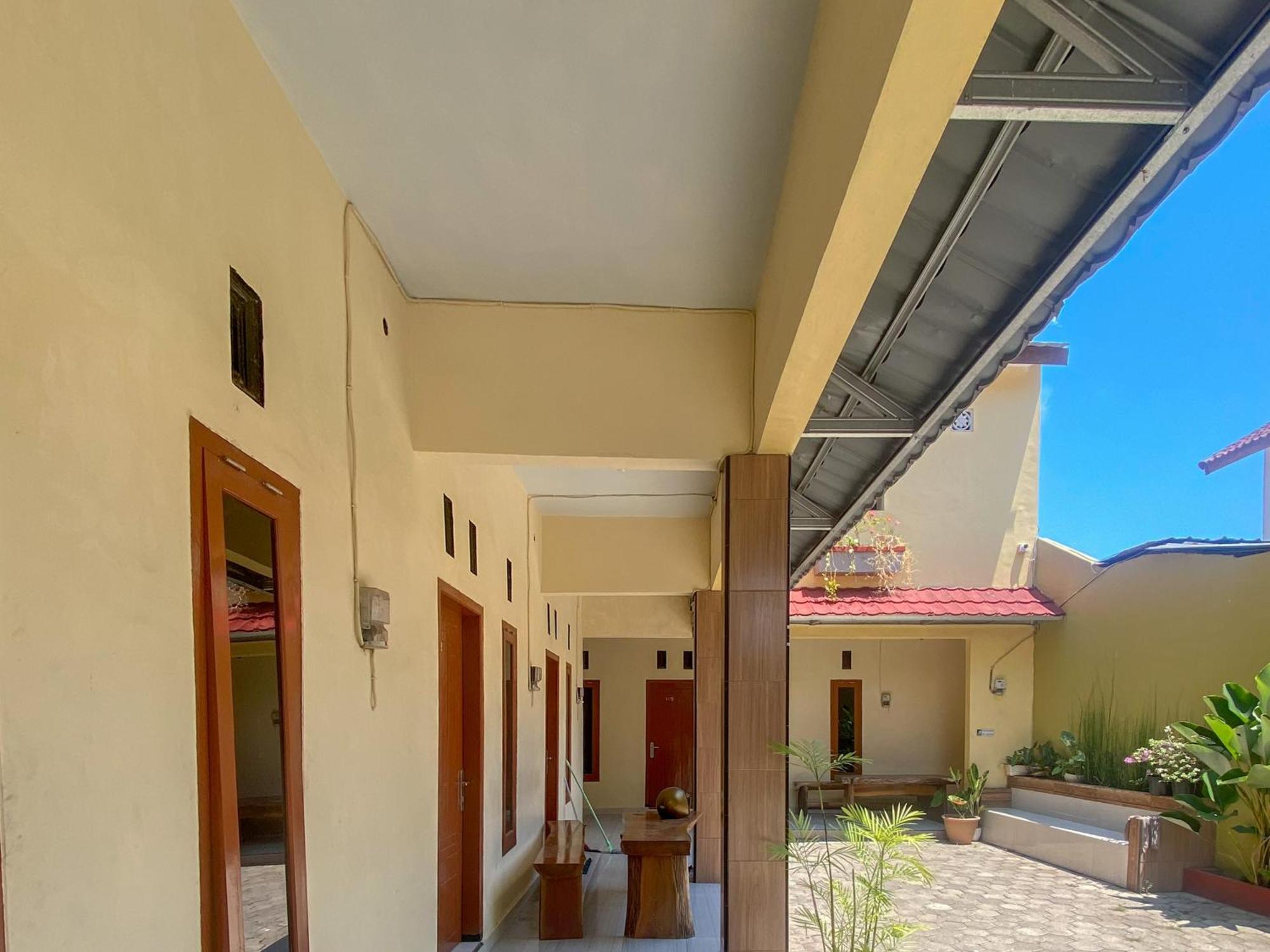 Urbanview Griya Lota Guest House Banyuwangi Ketapang  Exterior photo